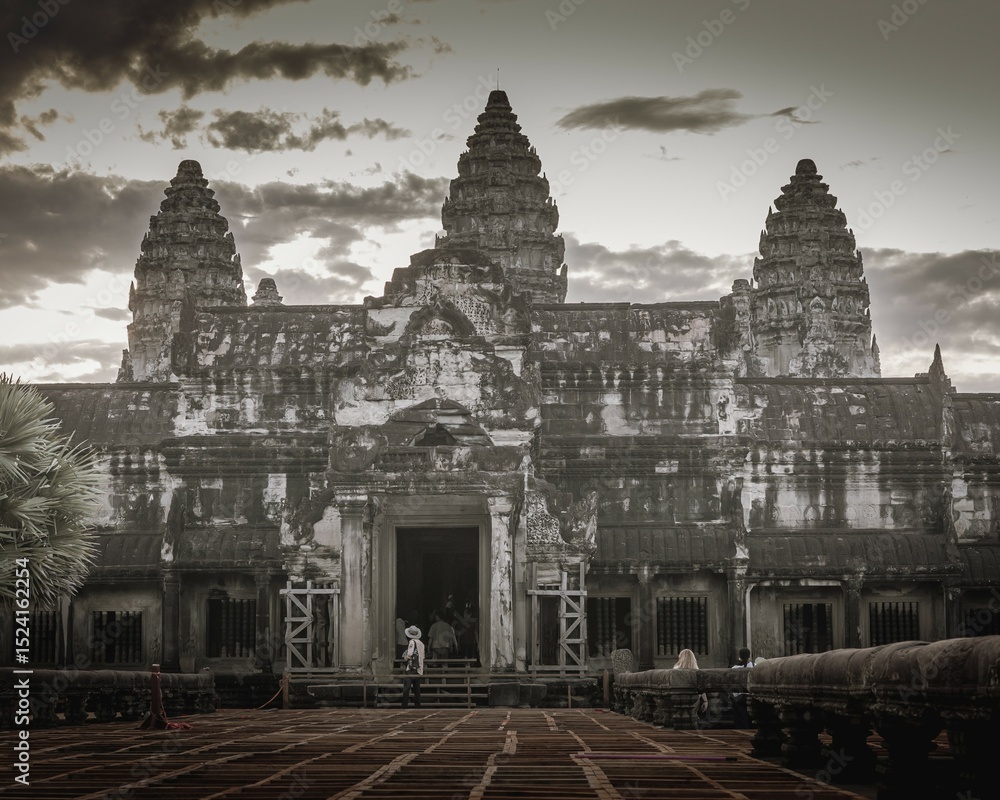 Obraz premium Ancient temples of the abandoned city of Angkor, near the city of Siem Reap, Cambodia