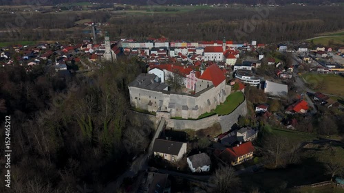 Wallpaper Mural Panoramablick auf Tittmoning mit Burg, Allerheiligenkirche und Altstadt im Landkreis Traunstein. Historischer Ort an der Salzach, suedliches Bayern, im Fruehling.  Torontodigital.ca
