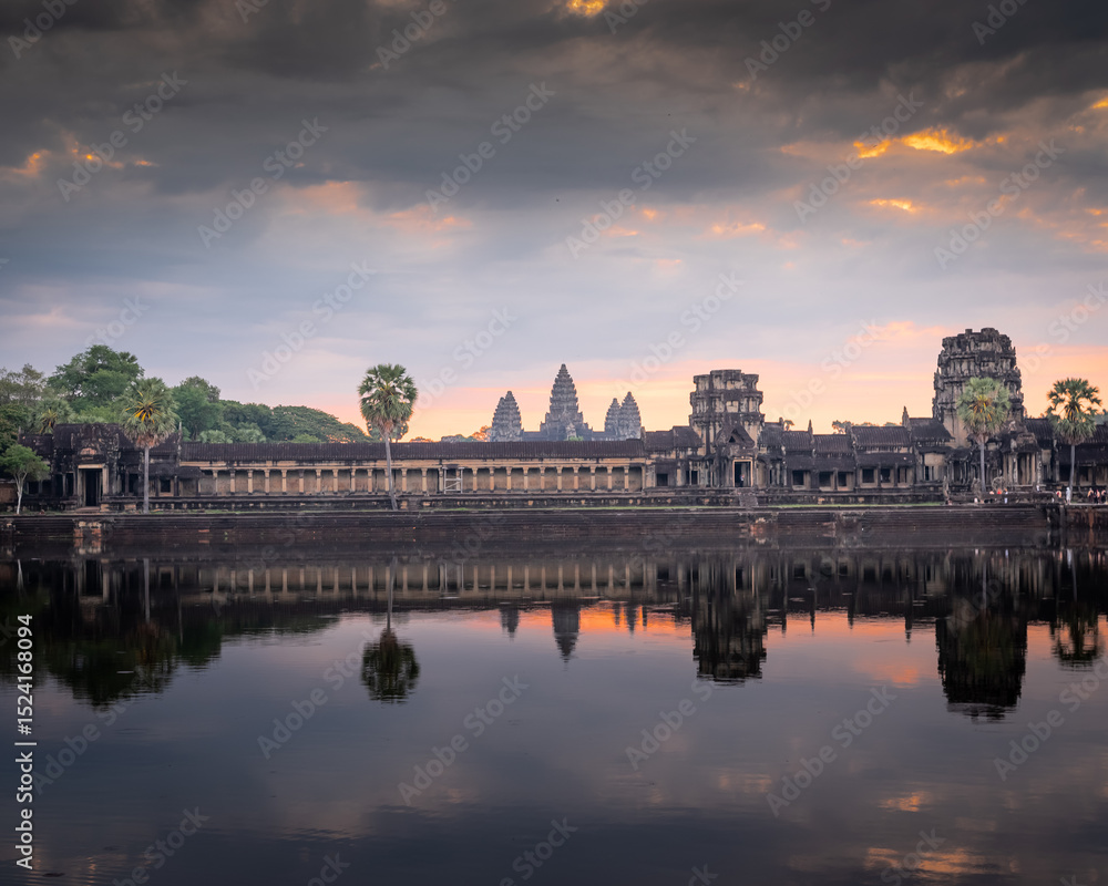 Obraz premium Ancient temples of the abandoned city of Angkor, near the city of Siem Reap, Cambodia