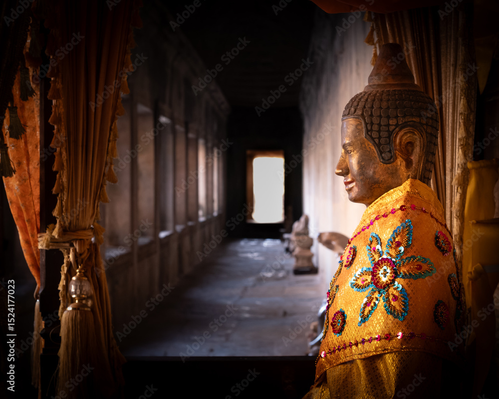 Obraz premium Ancient temples of the abandoned city of Angkor, near the city of Siem Reap, Cambodia