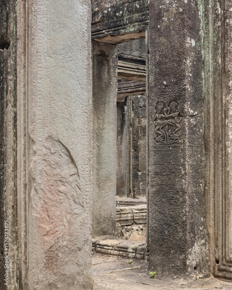 Obraz premium Ancient temples of the abandoned city of Angkor, near the city of Siem Reap, Cambodia