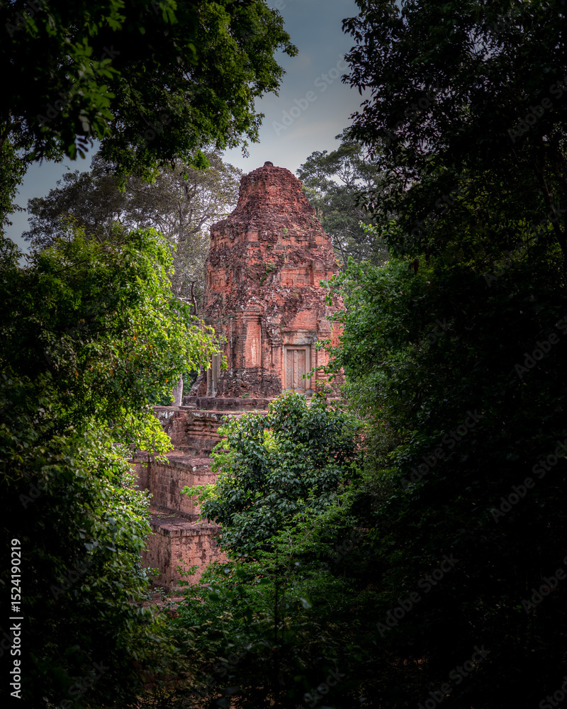 Obraz premium Ancient temples of the abandoned city of Angkor, near the city of Siem Reap, Cambodia