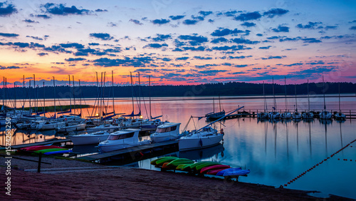 Fototapeta Naklejka Na Ścianę i Meble -  Świt na Mazurach.