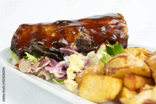Costilla con salsa barbacoa plato de carne