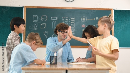 Φωτογραφία Caucasian teacher giving high five to encourage children to working together