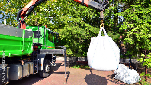 Foto Crane with a big bag of stones