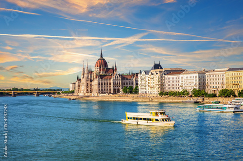 Canvas Print Parliament of Budapest and view on the Danube river, Hungary