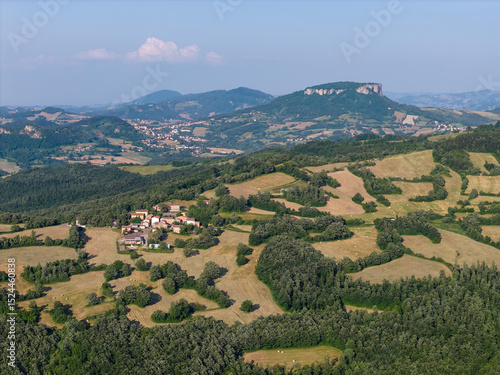Paesaggio con drone appennino tosco emiliano