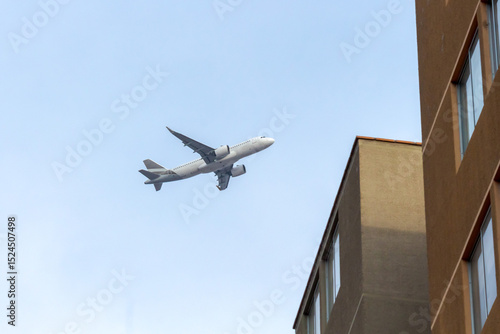 Avion sobre edificios residenciales generando ruido. Contaminación sonora