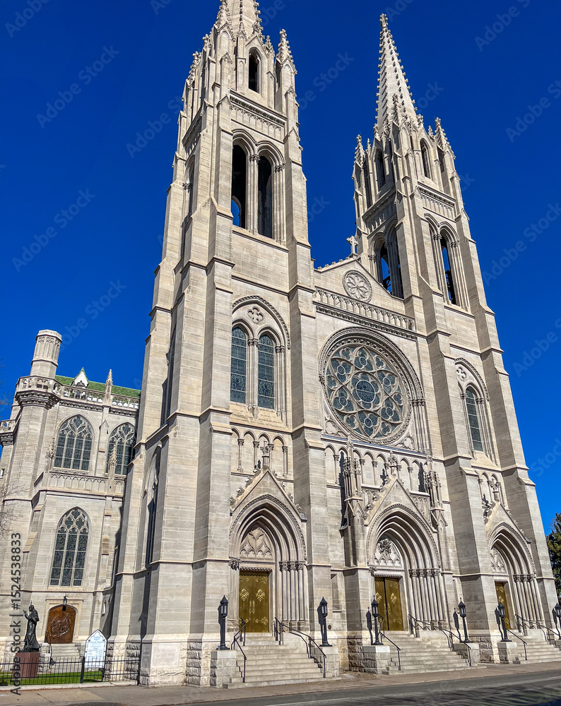 Obraz premium A Timeless Church Facade with intricate stonework and gothic architecture