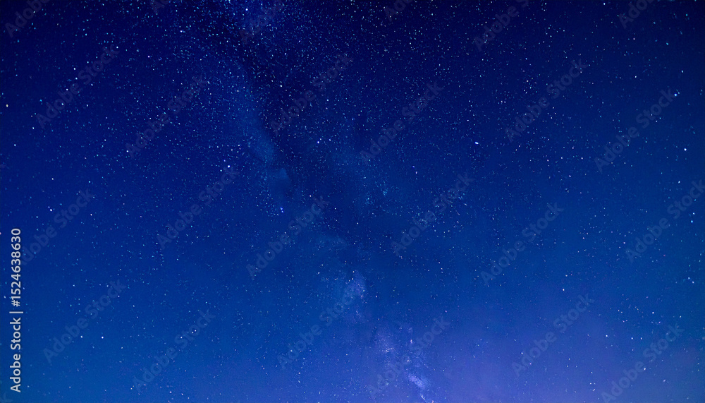 Obraz premium 静かな藍色の夜空に星が瞬くシンプルな背景 Simple Starry Night Sky with Subtle Twinkle on Indigo Gradient Background
