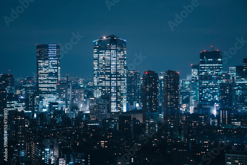 夜の東京都心のビル群