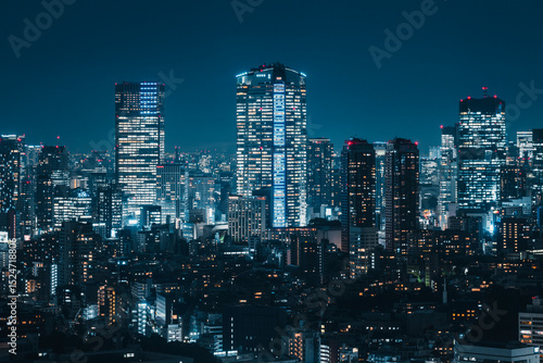夜の東京都心のビル群