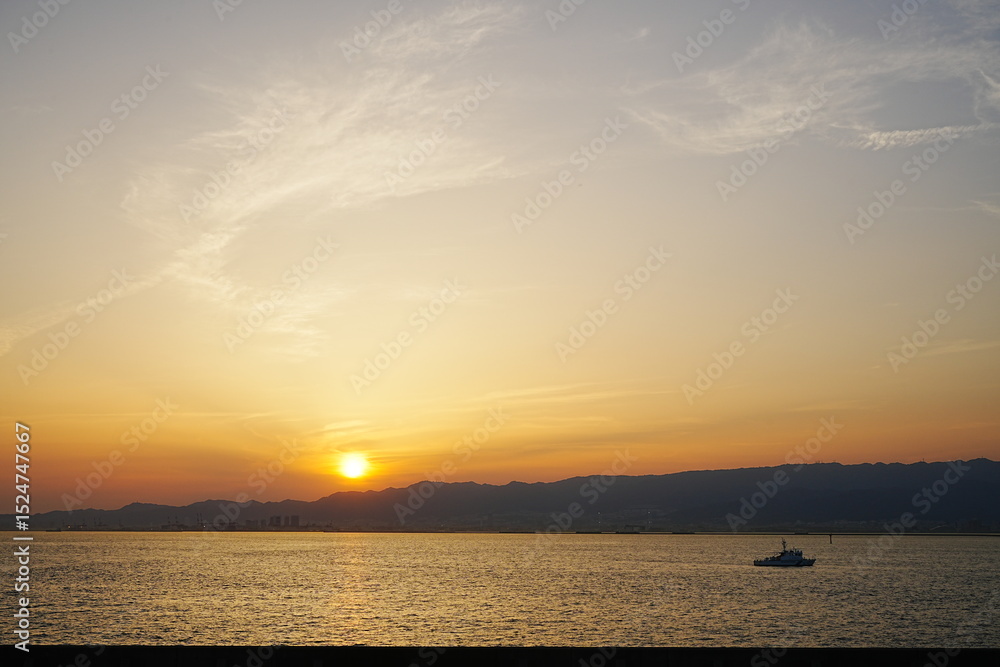 Naklejka premium Sunset View of Osaka Bay in Osaka, Japan - 日本 大阪湾の夕日