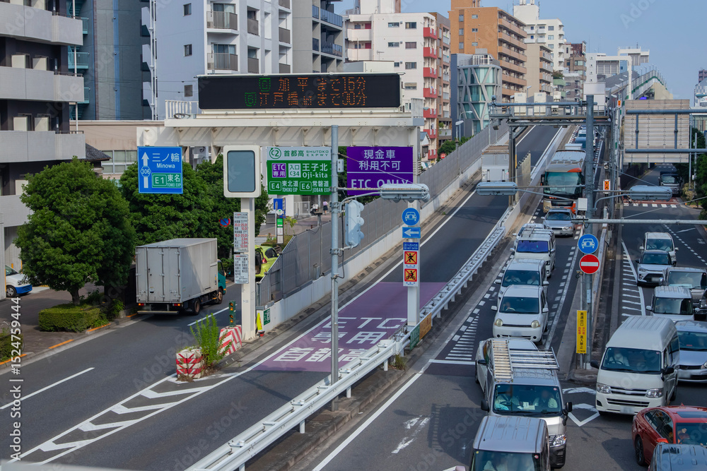 Obraz premium A cityscape of traffic jam at the doorway of the highway in Tokyo