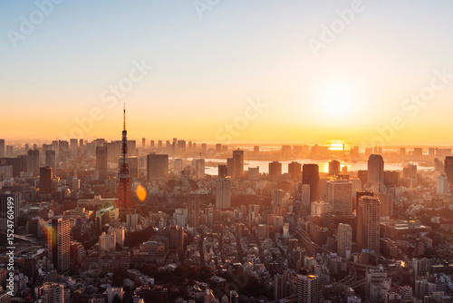 朝日を浴びる東京都心のビル群