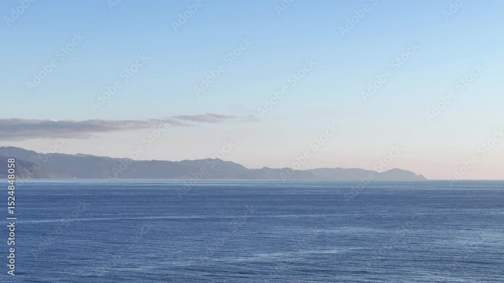 静岡県富士市、駿河湾上空からの富士山の映像です。 静岡県富士市、駿河湾上空からの富士山の映像です。