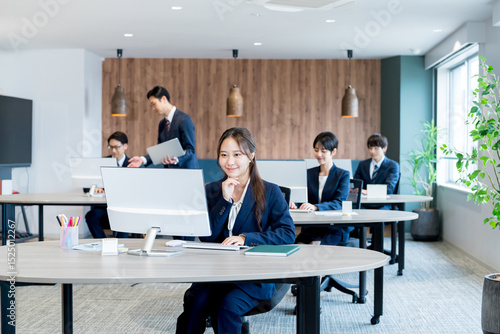 Wallpaper Mural オフィスで働くビジネスウーマン Torontodigital.ca