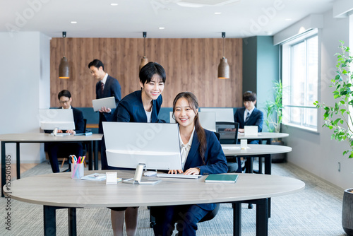 Wallpaper Mural オフィスで働くビジネスウーマン Torontodigital.ca