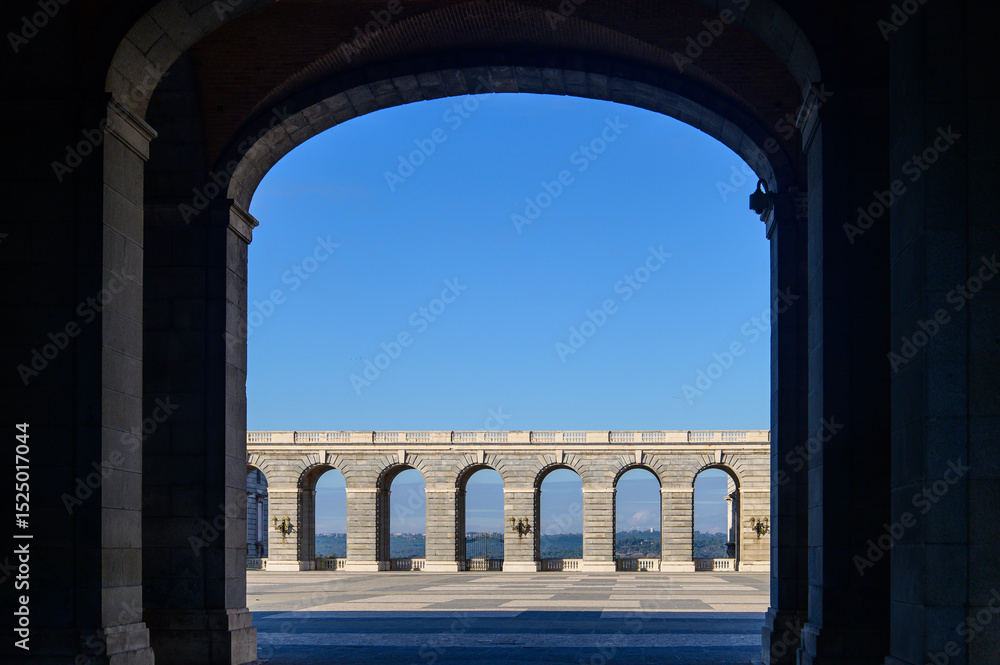 Fototapeta premium スペインマドリードにある王宮のとても美しい風景