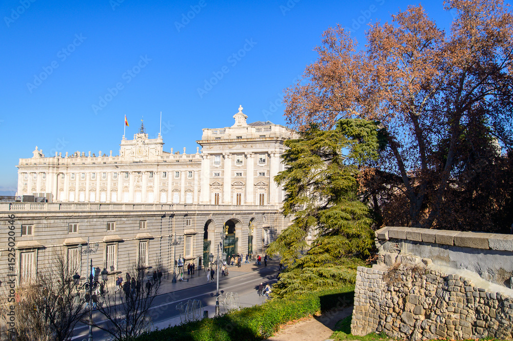Fototapeta premium スペインマドリードにある王宮のとても美しい風景