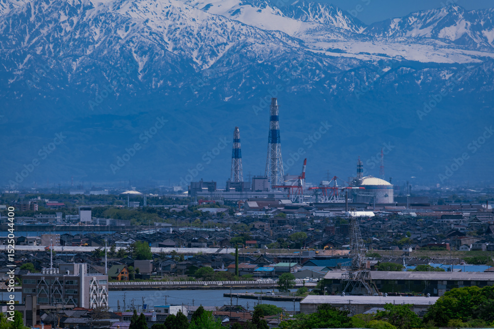 Fototapeta premium 氣多の杜（もり）高志のみはらしから望む富山新港火力発電所と立山連峰