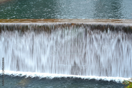 川に作られたダムの流れ