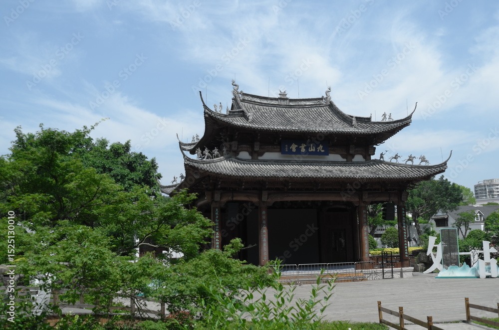 Obraz premium chinese pavilion in the park