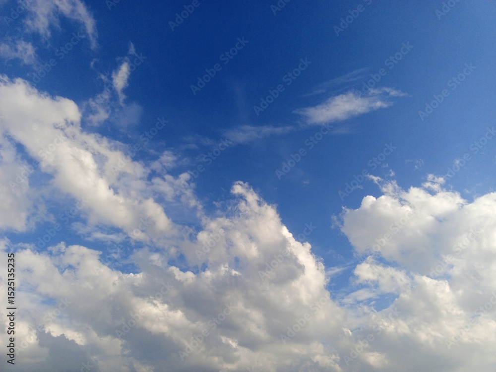 Fototapeta premium Expansive Blue Sky with Fluffy Cumulus Clouds