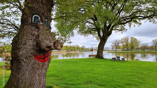 Wallpaper Mural Baum mit Gesicht Torontodigital.ca
