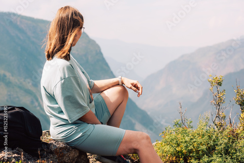Young woman in sportswear s...