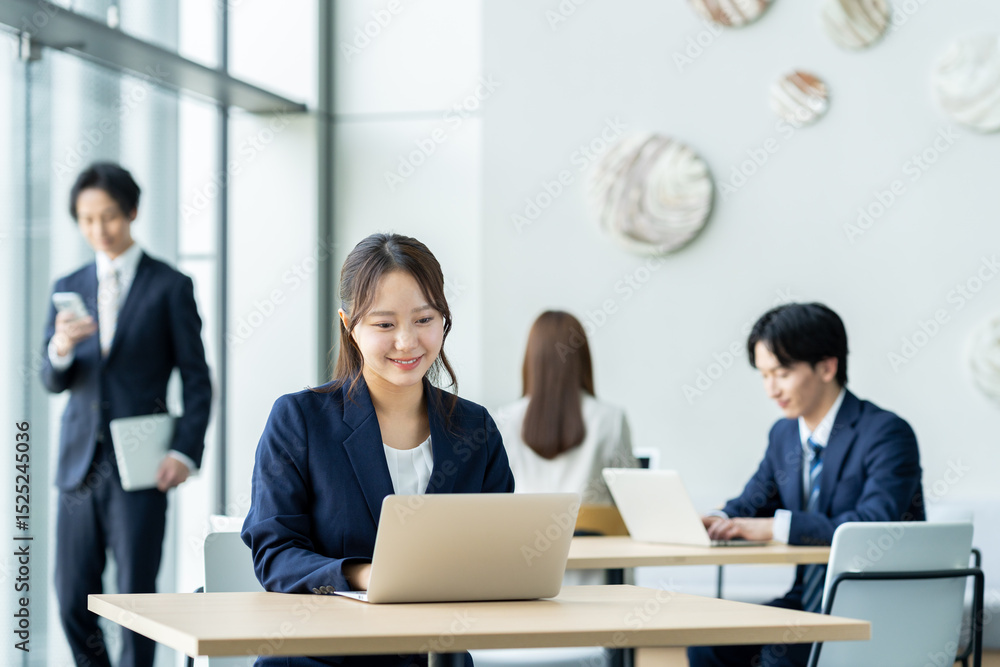 オフィスで働く若いビジネスウーマン 撮影協力:スカパー東京メディアセンター オフィスで働く若いビジネスウーマン 撮影協力:スカパー東京メディアセンター
