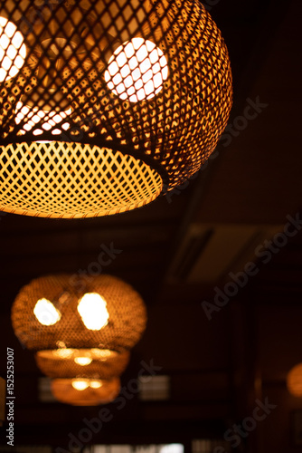 竹細工風の和モダンな照明が灯る落ち着いた空間