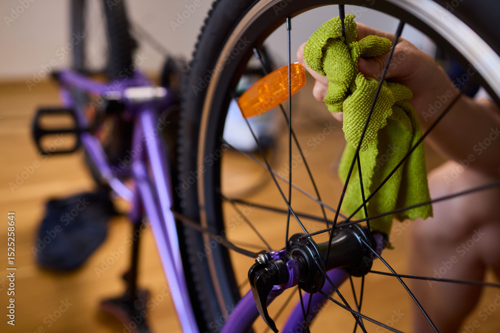 Fototapeta premium Important Steps for Effectively Cleaning and Properly Maintaining a Bicycle Wheel