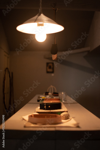 やわらかな灯りに包まれた静かなカフェ空間と器のある暮らし