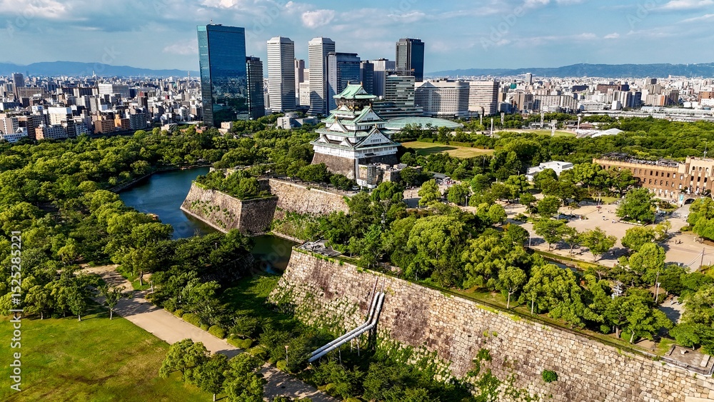 Obraz premium Aerial view of Osaka Castle before sunset, Japan