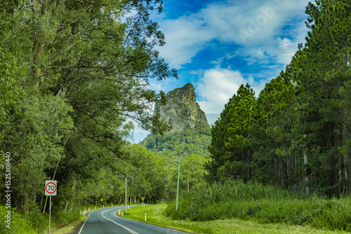 Landstrasse zum Mount Coonowrin m Glass House Mountains National Park