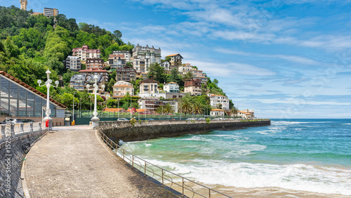 Valokuva Monte Igueldo with its houses built on the mountainside next to the Cantabrian Sea, San Sebastian