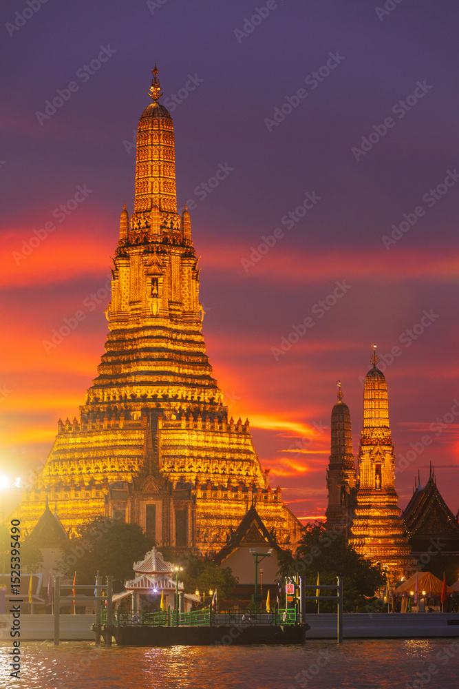 Fototapeta premium Twilight view of Wat Arun Ratchawararam Ratchawaramahawihan at sunset in bangkok Thailand. Landmark of Along the Chao Phraya River Thailand