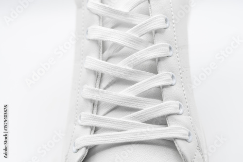 Fototapete Detalle de los cordones de una zapatilla de deporte, aislado en blanco
