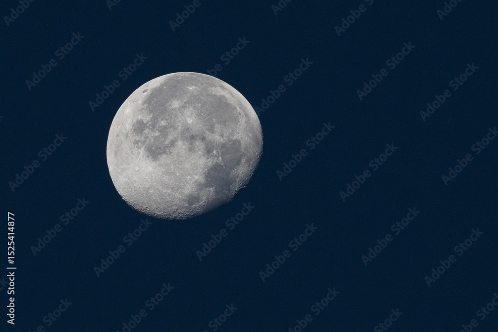 Obraz premium Close up of a full moon above the night skies of Sri Lanka.