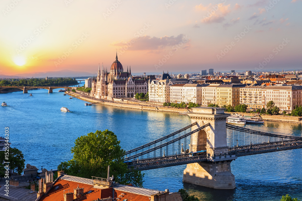 Fototapeta premium Beautiful Budapest skyline view with Parliament and Chain Bridge on the Danube river, Hungary