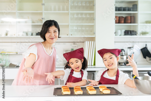 Fotografie パン、親子、家族、子供、料理、クッキング、教室、スタジオ、ファミリー、レッスン、キッチン、厨房、パティシエ、パン屋、ベーカリー、体験、笑顔、カメラ目線、完成、焼