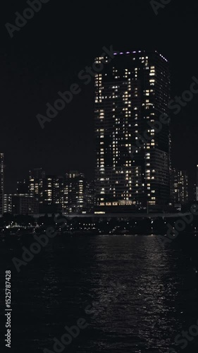 夜の海と高層マンション
