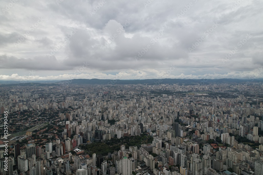 Obraz premium Vast urban landscape of Sao Paulo with cloudy sky and city skyline views