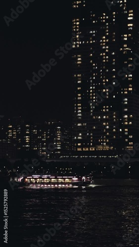 屋形船と電車と高層マンション