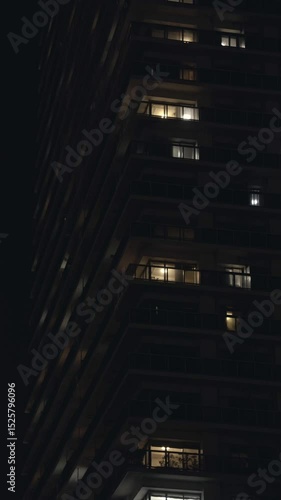 夜の高層マンション