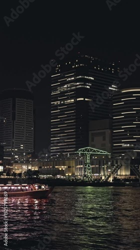 屋形船と都会の夜景