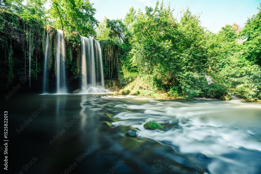 Obraz premium Silky Flow of Düden Waterfalls in Antalya, Turkey
