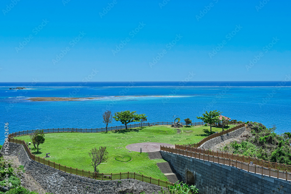 Obraz premium 青空が美しい知念岬の風景 【沖縄風景】